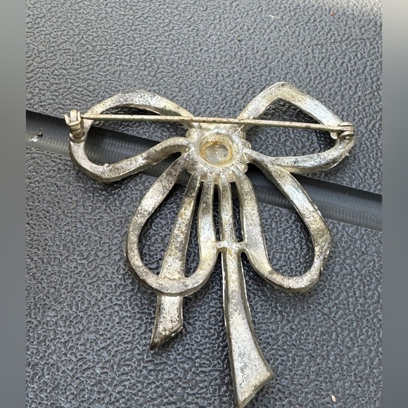 Vtg Bundle of Two Brooches Ribbon & Wishbone Flower Pearl Dark Purple Stone GUC - Picture 4 of 7